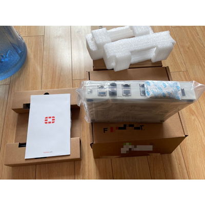 Port FG-81F 8 x GE RJ45 2 x RJ45 / SFP Ports WAN partagés avec les médias 128 GB SSD Conception compacte